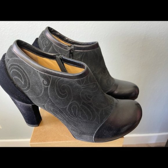 SOLD!!! John Fluevog Side Zip, Heeled Shoe, - Picture 8 of 10